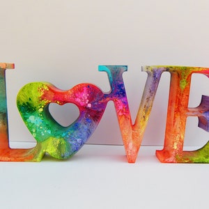 Letrero de resina con texto "Love" y arcoíris. Personaliza tu letrero independiente. Hecho a mano. Decoración del hogar. Adorno para mesa, repisa, regalo de arcoíris del NHS.