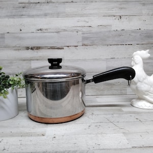 Olla Revere Ware de 3 cuartos de galón, de acero inoxidable con revestimiento de cobre y tapa, fabricada en 1801 por Revere Ware en Clinton, Illinois.