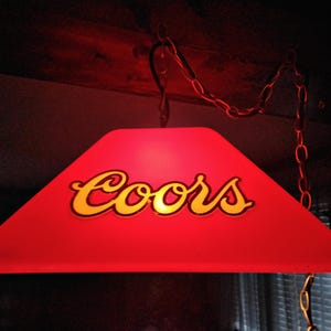 Puede incluir: Un juego de tres tazas de cerámica con un acabado mate moteado. Las tazas son de color crema, gris claro y gris oscuro. Cada taza tiene un diseño simple y minimalista, ideal para café o té.