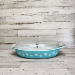 Vintage Pyrex Turquoise Snowflake Casserole Dish / Vintage Pyrex Dish / Covered Pyrex Dishes  / 1 1/2 Quart Casserole Dish
