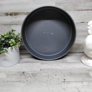 Calphalon Round Cake Pan  / Round Cake Pans. / Hoilday Baking Supplies  / Baking Pans / Homestead Baking