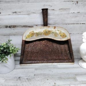 Vintage 1970&#39;s Dust Pan. / Old Rusty Dust Pans. / Dust Pan with Flowers. / Dust Pans
