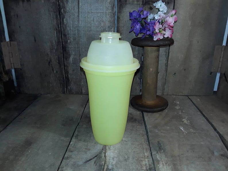 Vintage Tupperware Yellow Quick Shake Shaker Blender #844-4 w Insert
