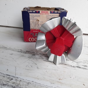Vintage 50s-60s Wear Ever Rotating Cookie Cutter with Original Box Retro Mid Century Farmhouse Kitchen