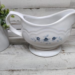 Vintage Pfaltzgraff USA Blue Roses and Vine Gravy Server/boat / 1980s Pfaltzgraff Poetry Glossy Gravy Boats / 1980&#39;s Pfaltzgraff
