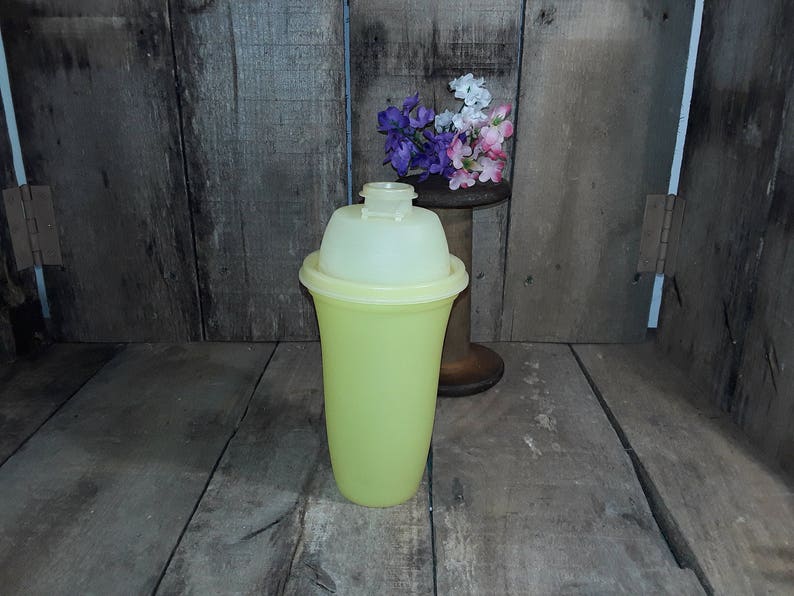 Vintage Tupperware Yellow Quick Shake Shaker Blender #844-4 w Insert