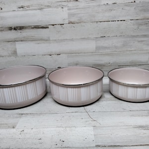 Vintage NOS Enamel Pale Pink Nesting Bowls  / Metal Mixing Bowls  / Set of 3 Nesting Bowls  / Vintage Kitchen Decor