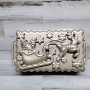 Nordic Ware SANTA&#39;S SLEIGH Christmas Cake Pan 6 Cups  /   Christmas Cake Pan