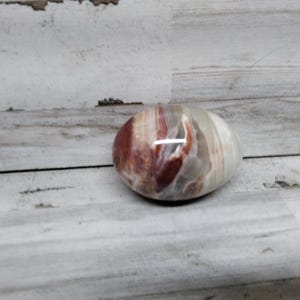Uovo colorato di diaspro oceanico dal Pakistan / Bellissimo uovo. / Decorazione dell'uovo