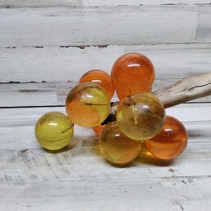 Vintage Large Lucite Grape Cluster, Orange und Gelb auf Treibholz / MCM Lucite Cluster