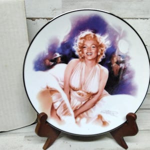 Vintage 1993 Delphi # 5922A  Marilyn Monroe Collectible Plate / Limited Edition / &quot; Photo Opportunity  &quot;