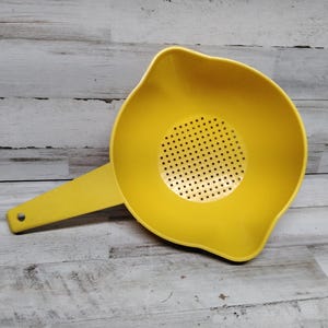 Vintage Tupperware Small 1 Quart Pouring Colander / Strainer Yellow