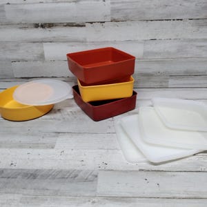 Tupperware 3 Square  A Way 1 Round Sandwich Keepers With Lids