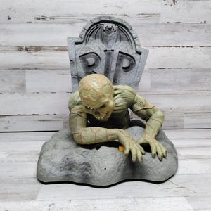Gemmy Skeleton RIP Grave Stone Tombstone Talking Halloween Decor / Gremmy Halloween Decor