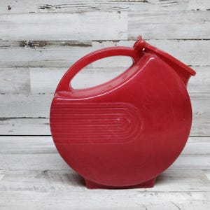 Roter Krug/Krug aus Kunststoff in Scheibenform / Mid Century/Art Deco - 40er-50er Jahre
