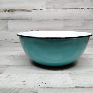 Vintage Turquoise Enamel Mixing Bowl / Serving Bowl / Farmhouse Kitchen / Farmhouse Decor