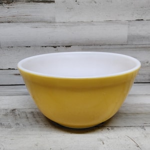 Vintage Pyrex Yellow Mixing Bowl #402 1 1/2 Quarts  / Pryex Overware USA
