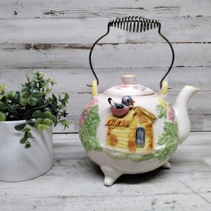 Vintage Daver Embossed Tea Pot with Bird and Dog / Old 1950’s Tea Pots
