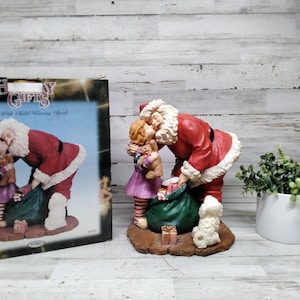 Vintage 2000 Youngs Weihnachtsgeschenke. "Weihnachtsmann mit Kind Wange küssen" Vintage Resin Weihnachtsfiguren. / Vintage Bauernhaus Weihnacht