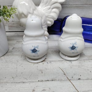 Vintage Pfaltzgraff Poetry Salz und Pfefferstreuer. / Steingut Bauernhaus Küche Tisch Dekor / Pfaltzgraff Blue Rose Streuer