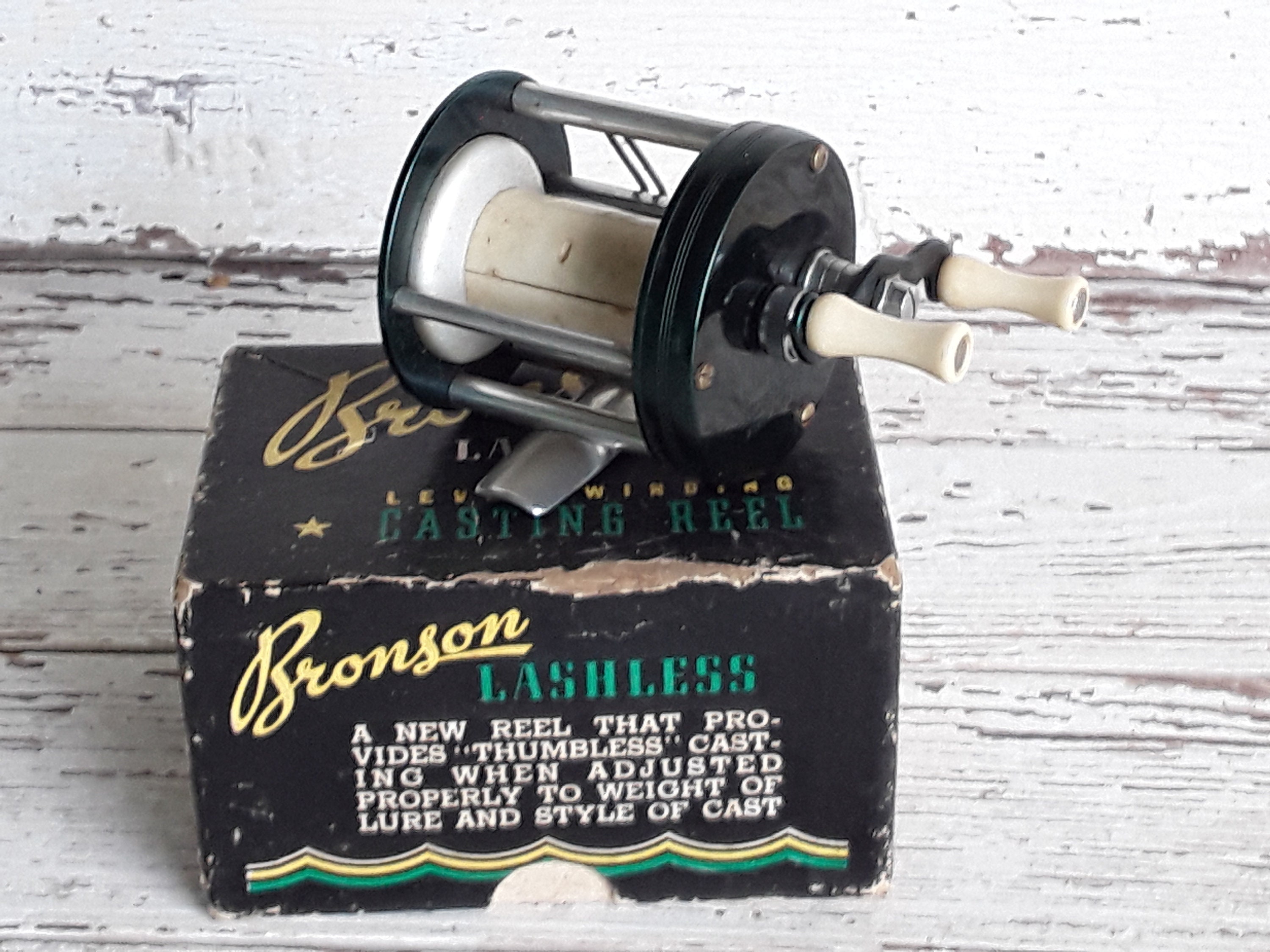 Vintage Bronson lashless Level Winding Casting Reel 1710 Green in