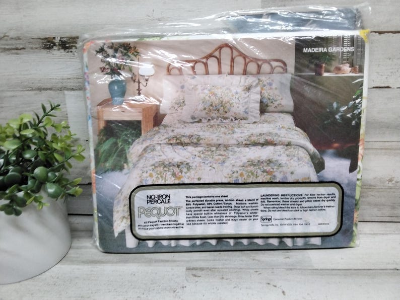 K&ouml;nnte beinhalten: Ein verpacktes Bettw&auml;sche-Set mit floralem Muster. Das Set enth&auml;lt ein Spannbetttuch, Kissenbez&uuml;ge und ein Bettlaken. Die Verpackung tr&auml;gt die Aufschrift "Madeira Gardens" und "Pequot" mit Details zur Stoffzusammensetzung.