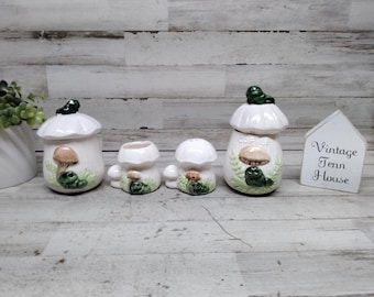 Vintage Set of 4 Mushroom with Frogs  / Mushroom & Frogs Kitchen Decor