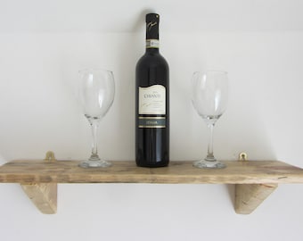 Rustik vägghängd hylla i återvunnet pallträ för kök och badrum, lackerad med naturvax. Finns i olika storlekar.