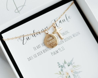 Könnte beinhalten: Eine goldfarbene Halskette mit einem kleinen Kreuzanhänger und einer runden Platte, graviert mit dem Namen Emilia und dem Datum 20.08.2023, in einer weißen Geschenkbox mit dem Text Zu deiner Taufe und Psalm 91,11.