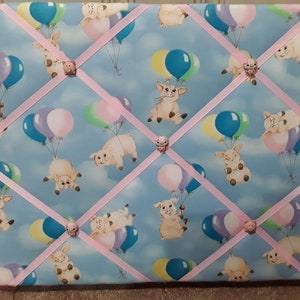 Tableau de mémoire sur le thème des cochons volants mignons avec boutons d’accent assortis