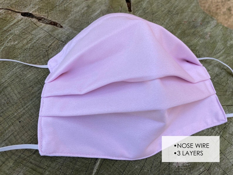 Pu&ograve; includere: Una maschera facciale rosa chiaro con un filo per il naso e tre strati. La maschera &egrave; realizzata in un tessuto morbido e traspirante e ha anelli elastici per le orecchie.