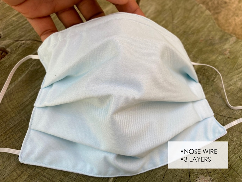 Pu&ograve; includere: Maschera facciale blu chiaro a tre strati e con un filo per il naso. La maschera &egrave; plissettata e ha lacci elastici bianchi per le orecchie.