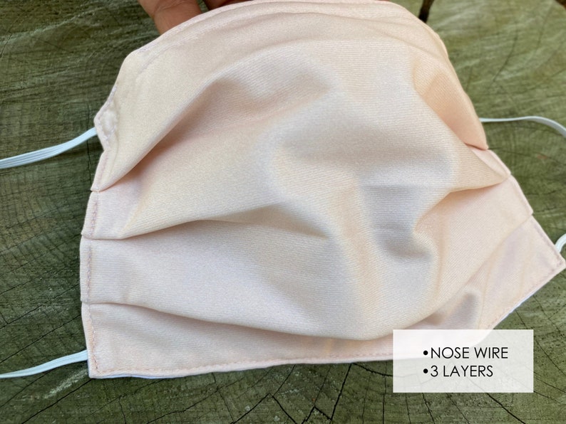 Pu&ograve; includere: Una maschera facciale rosa chiaro con tre strati e un filo per il naso. La maschera &egrave; realizzata in un tessuto morbido e traspirante.