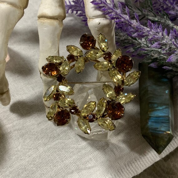 Vintage Sherman Green Brown Wreath Brooch