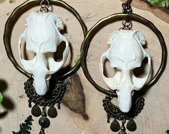 Pendientes de hueso / Pendientes de aro extragrandes con calavera de rata almizclera y piedra lunar negra / Pendientes góticos / Joyería de hueso