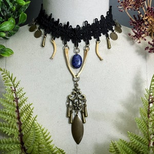 Gotische choker | muskusrat radius/sleutelbeen bot en sodaliet choker ketting | bot ketting bot sieraden