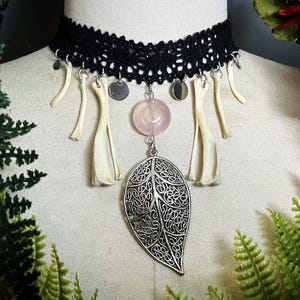 Gotische choker | choker ketting: muskusrat scheenbeen/kuitbeen/radius/sleutelbeen en regenboog maansteen | ketting van been | sieraden van been