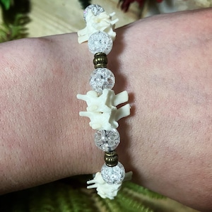 Vertebrae bracelet | snake vertebrae and crackle quartz beaded bracelet | bone jewelry | witchy bracelet