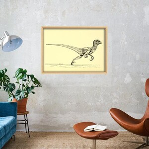 Pu&ograve; includere: Un disegno in bianco e nero di un dinosauro velociraptor che corre, incorniciato in una cornice di legno chiaro contro un muro beige chiaro.