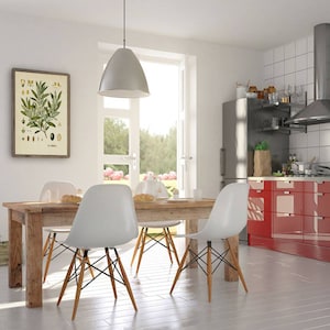 Peut inclure: Une cuisine blanche avec des armoires rouges, un r&eacute;frig&eacute;rateur en acier inoxydable et une table &agrave; manger en bois avec quatre chaises blanches. Une estampe botanique encadr&eacute;e d'une branche d'olivier est accroch&eacute;e au mur.