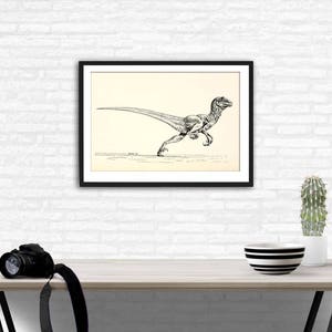 Pu&ograve; includere: Un disegno in bianco e nero di un dinosauro che corre, incorniciato in una cornice nera e appeso a un muro di mattoni bianchi.