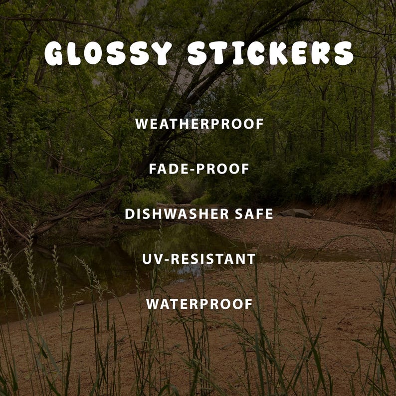 K&ouml;nnte beinhalten: Gl&auml;nzende Aufkleber mit wei&szlig;em Text &uuml;ber einer Wald-Bach-Szene. Der Text lautet: GLOSSY STICKERS, WEATHERPROOF, FADE-PROOF, DISHWASHER SAFE, UV-RESISTANT, WATERPROOF. Der Hintergrund zeigt gr&uuml;ne B&auml;ume und ein sandiges Bachbett.