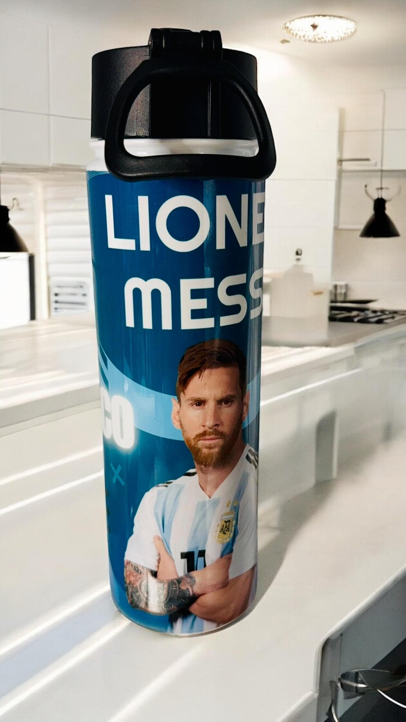 メッシの名入れタンブラー：アルゼンチンサッカーギフト、20オンス断熱