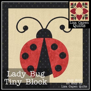 以下が含まれることがあります： 白点のある赤と黒のテントウムシが描かれたキルトブロックのパターンです。ブロックのタイトルは「Lady Bug Tiny Block」で、EtsyのLisa Capen Quiltsで販売されています。