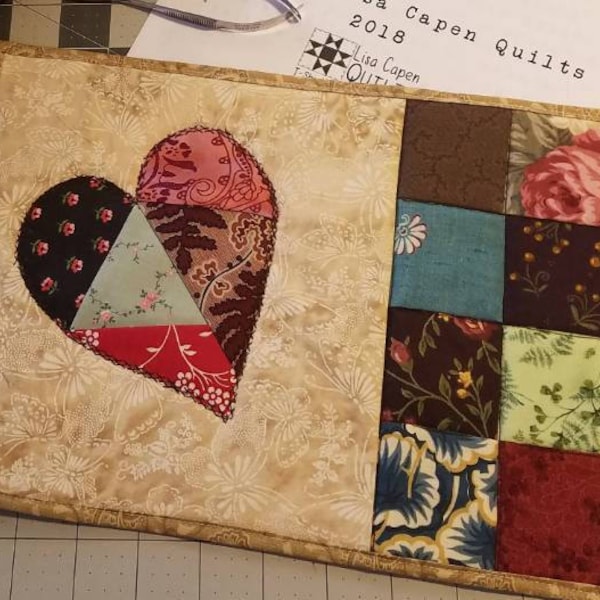 Vintage Heart Mug Rug Pattern - Con base de papel piecing - Original Quilt Design by Lisa Capen Quilts