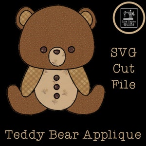 Puede incluir: Un archivo de corte SVG de aplique de oso de peluche marrón. El oso está sentado con los brazos cruzados y tiene un patrón de cuadros en los brazos y las piernas. El oso tiene un patrón floral en el pecho y tres botones marrones.