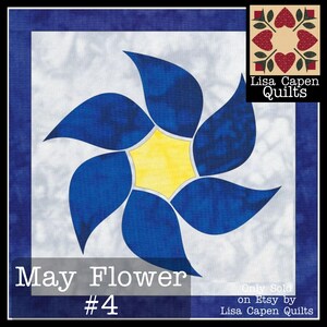 Könnte beinhalten: Ein Quiltblock mit einer stilisierten blauen Blume mit gelbem Zentrum, vor einem weißen und blauen Hintergrund. Das Design wird von einem dunkelblauen Rahmen umgeben. Der Text "May Flower #4" steht unten. Der Text "Only Sold on Etsy by Lisa Capen Quilts" ist ebenfalls enthalten.