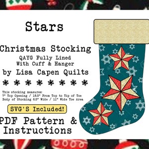 Könnte beinhalten: Ein blauer Weihnachtsstrumpf mit roten und weißen Sternen. Der Strumpf ist komplett gefüttert mit einem Bündchen und einem Aufhänger. Der Text "Stars Christmas Stocking QAYG Fully Lined With Cuff & Hanger by Lisa Capen Quilts" ist auf dem weißen Hintergrund gedruckt. Der Text "SVG'S Included! PDF Pattern & Instructions" ist ebenfalls auf dem weißen Hintergrund gedruckt.