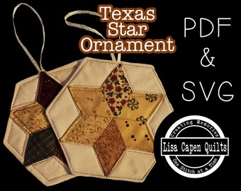 Könnte beinhalten: Zwei beigefarbene Stoff-Ornamente in Form eines Texas-Sterns mit einem braunen, grünen und roten Patchwork-Muster. Die Ornamente haben eine Schlaufe zum Aufhängen. Der Text "Texas Star Ornament PDF & SVG" wird über den Ornamenten angezeigt. Der Text "Creating Memories Lisa Capen Quilts One Stitch at a Time" wird unter den Ornamenten angezeigt.