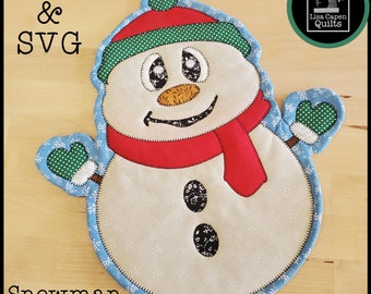 Könnte beinhalten: Ein Schneemann-Topfuntersetzer mit roter Mütze, grünem Schal und blauen Fäustlingen. Der Untersetzer ist aus Stoff und hat einen weißen Hintergrund mit einem Schneeflockenmuster. Der Text "PDF & SVG" und "Snowman Trivet" ist auf dem Bild zu sehen.
